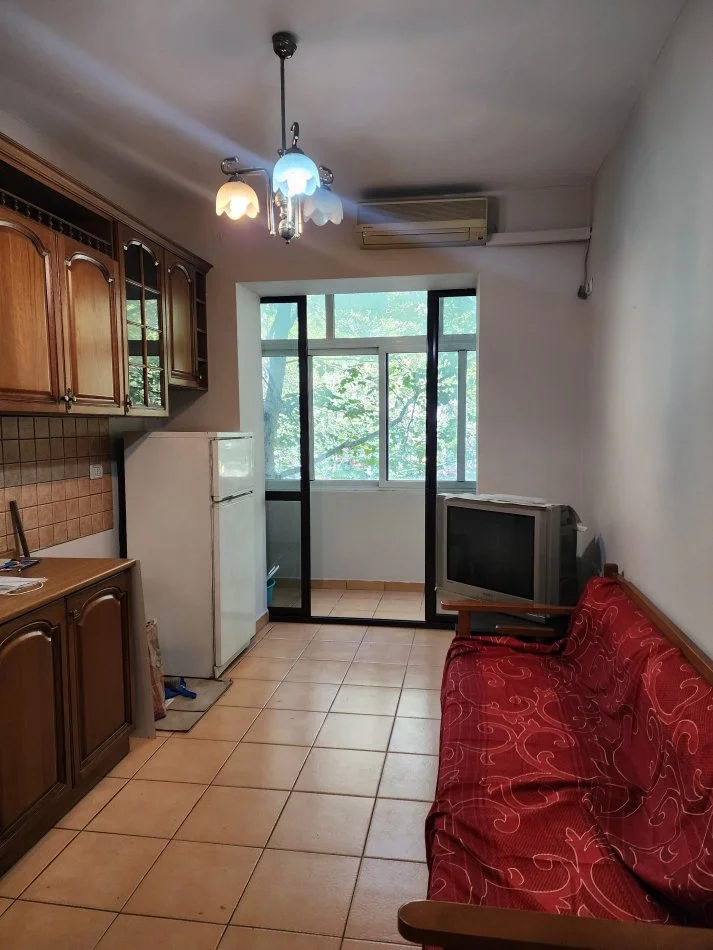 Tirane, jepet me qera apartament 2+1 Kati 2, 