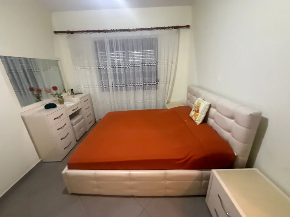 Tirane, jepet me qera apartament 2+1 Kati 2, 85 m² 450 € (Pallatet e Verdha)