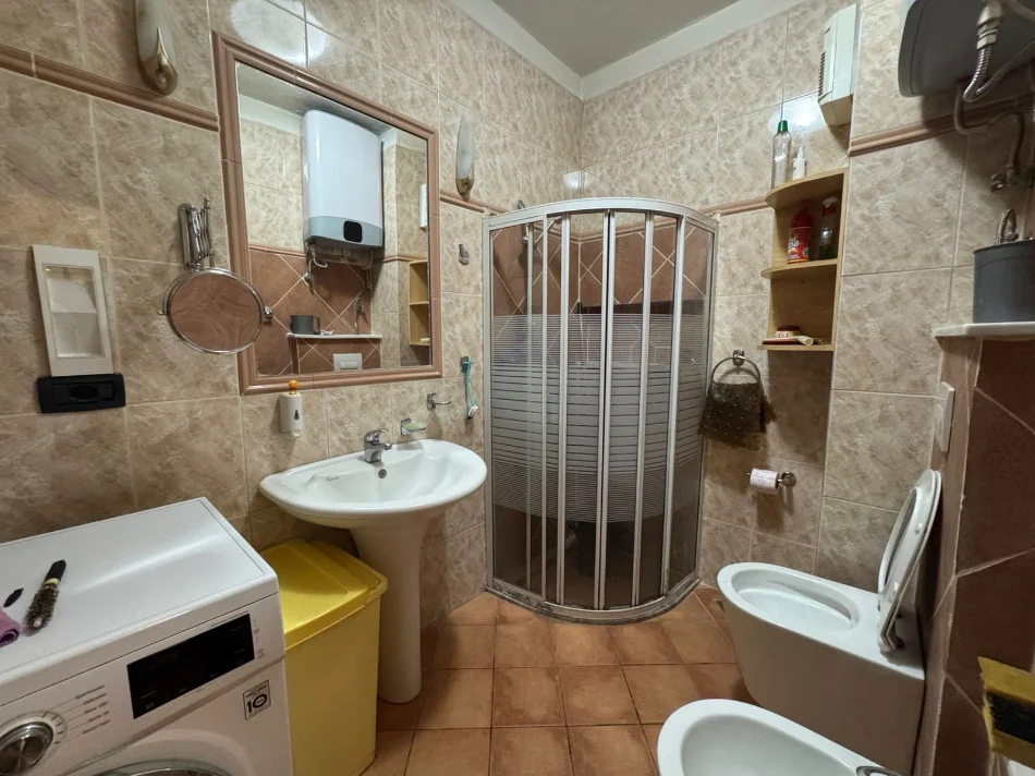 Tirane, jepet me qera apartament 2+1+Ballkon Kati 5, 500 € 