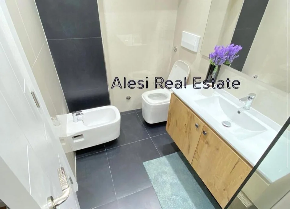 Tirane, jepet me qera apartament 2+1 Kati 7, 100 m² 1.000 € (Prane spar)