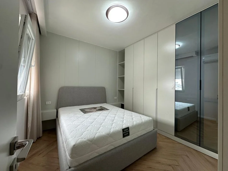 Tirane, jepet me qera apartament 1+1 Kati 8, 55 m² 800 € (Pazari i Ri)