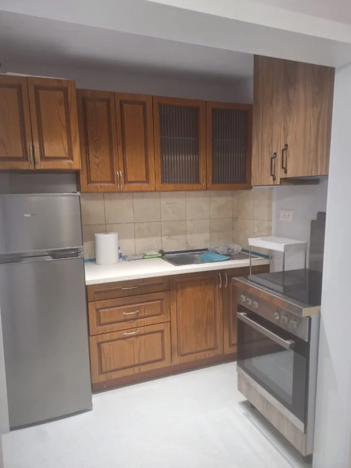 Tirane, jepet me qera apartament 2+1+Ballkon Kati 1, 85 m² 550 € 