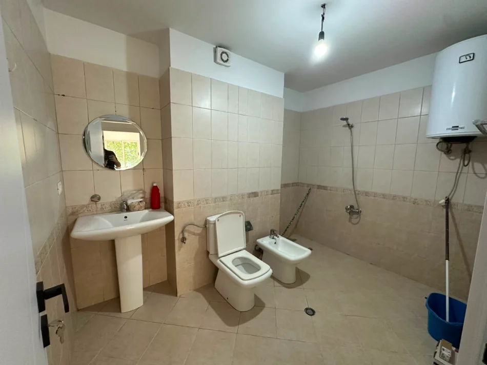 Tirane, shitet apartament 2+1+Ballkon Kati 1, 109 m² 195.000 € (Rruga Eshref Frasheri)