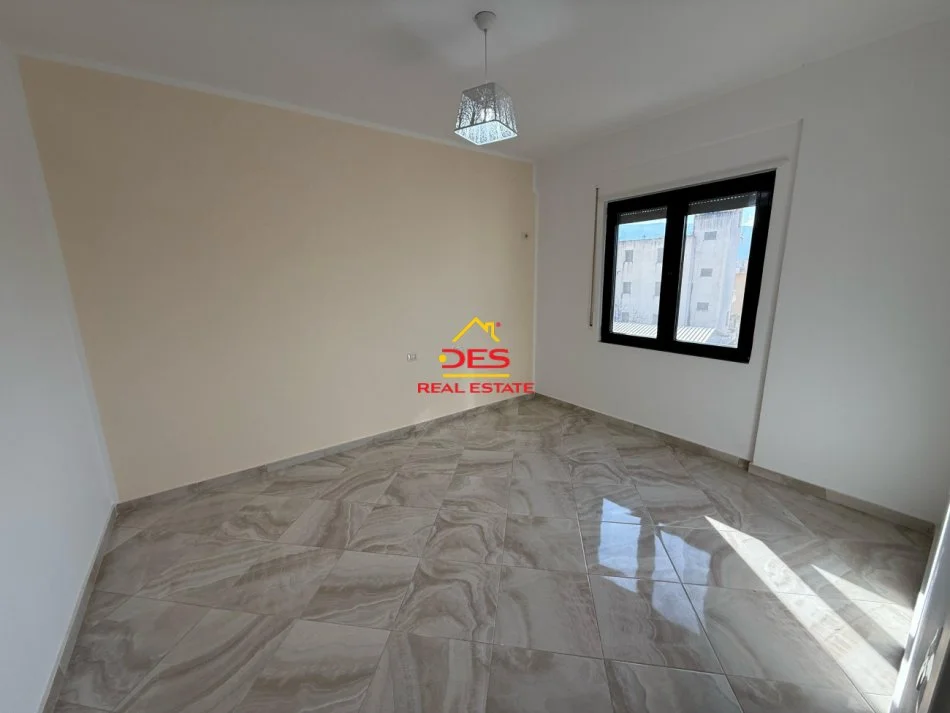 Vlore, shitet apartament 2+1+Ballkon Kati 2, 96 m² 120.000 € (Rruga Gjergj Kastrioti)