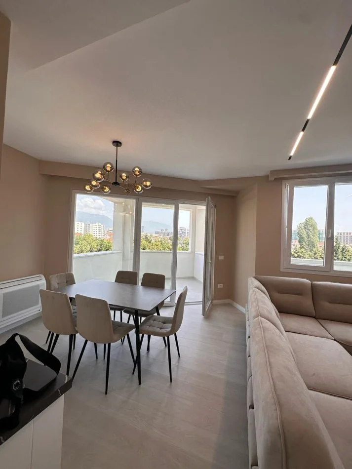 Tirane, jepet me qera apartament 2+1+Ballkon Kati 2, 117 m² 750 € (River Residence)