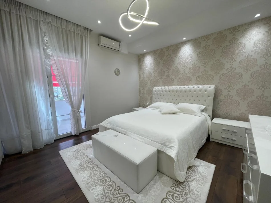 Tirane, jepet me qera apartament 2+1+Ballkon Kati 2, 85 m² 1.000 € (Rruga e Durresit)