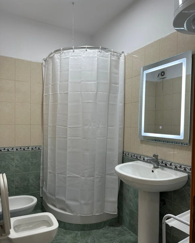 Tirane, jepet me qera apartament 1+1+Aneks+Ballkon Kati 3, 70 m² 480 € (rruga Milto Sotir Gura)