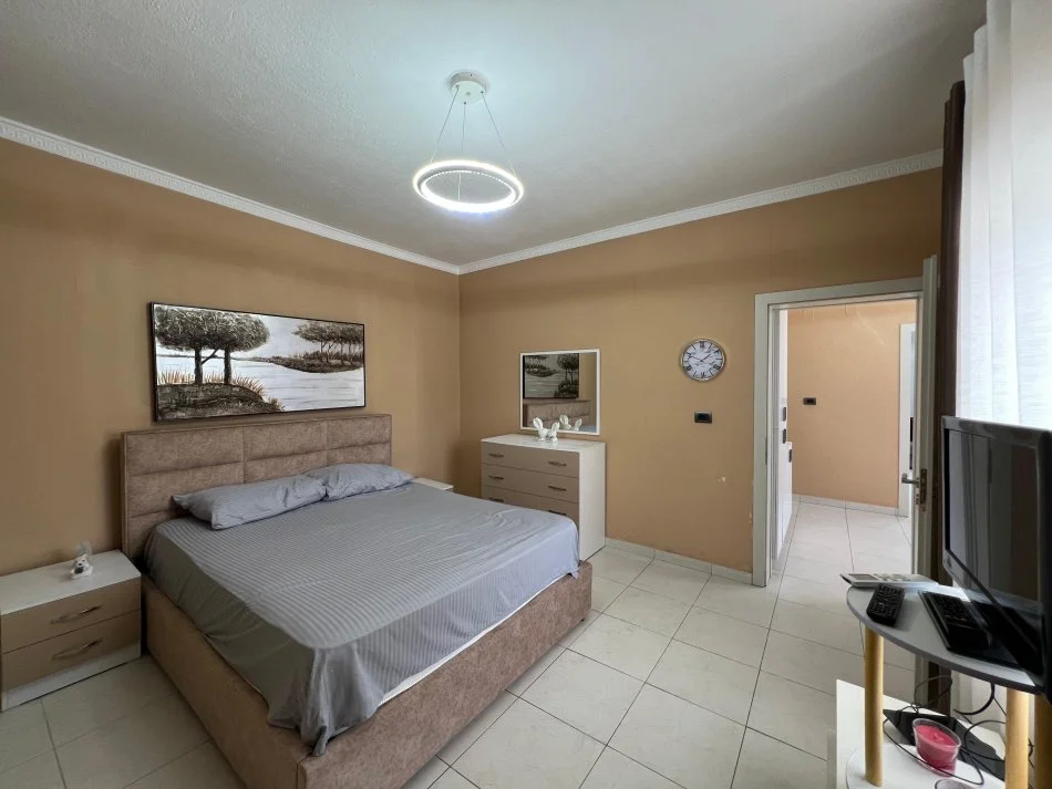 Tirane, jepet me qera shtepi 1+1 Kati 1, 90 m² 600 € 