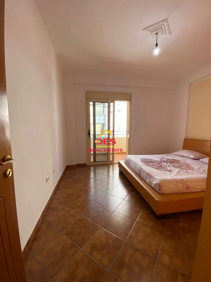 Vlore, jepet me qera apartament 2+1+Ballkon Kati 7, 120 m² 400 € (Rruga Sadik Zotaj)