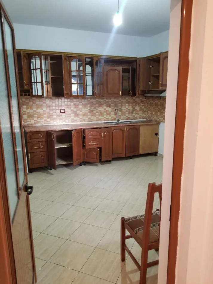 Tirane, jap me qera shtepi 2+1 Kati 0, 84 m² 300 € (Babrru Qender, rruga “Demokracia”)