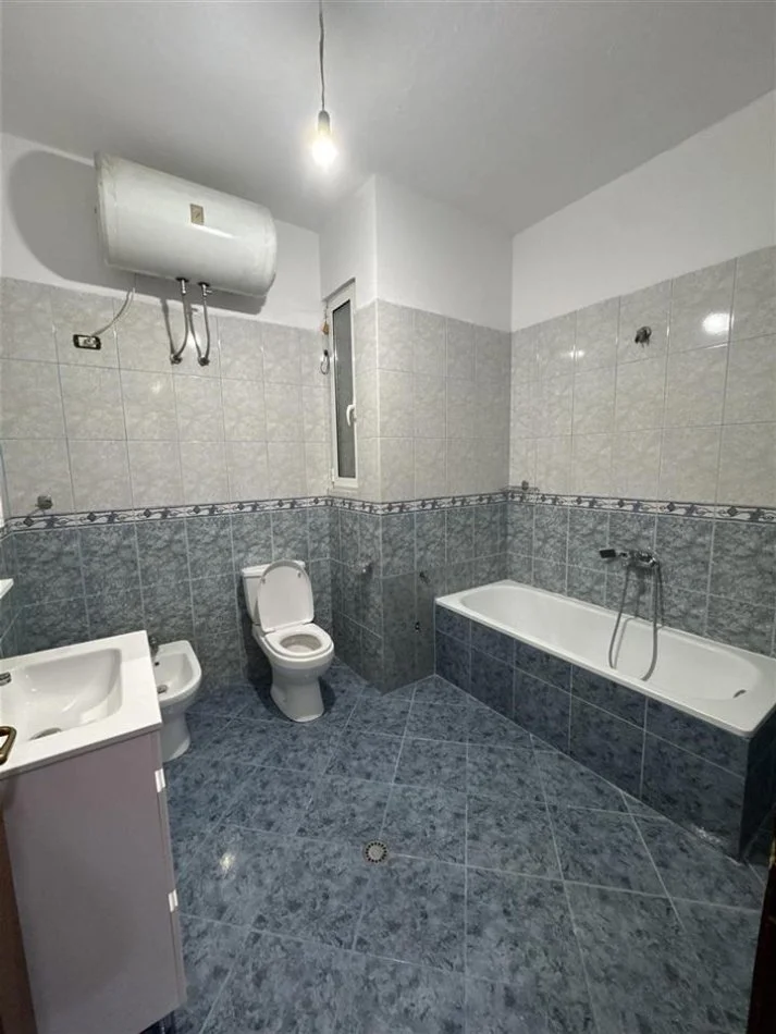 Tirane, jepet me qera apartament 2+1+Ballkon Kati 4, 140 m² 600 € 