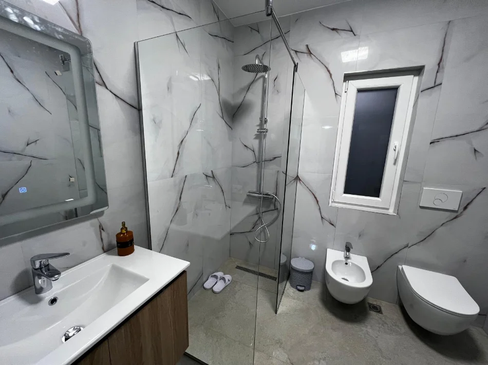 Tirane, jepet me qera apartament 1+1 Kati 2, 70 m² 600 € 