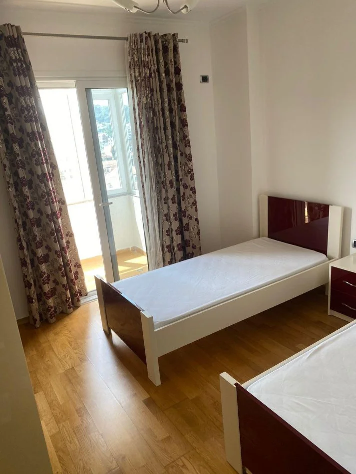 Tirane, jepet me qera 2+1+Ballkon Kati 5, 97 m² 650 € (Qytet Studenti)