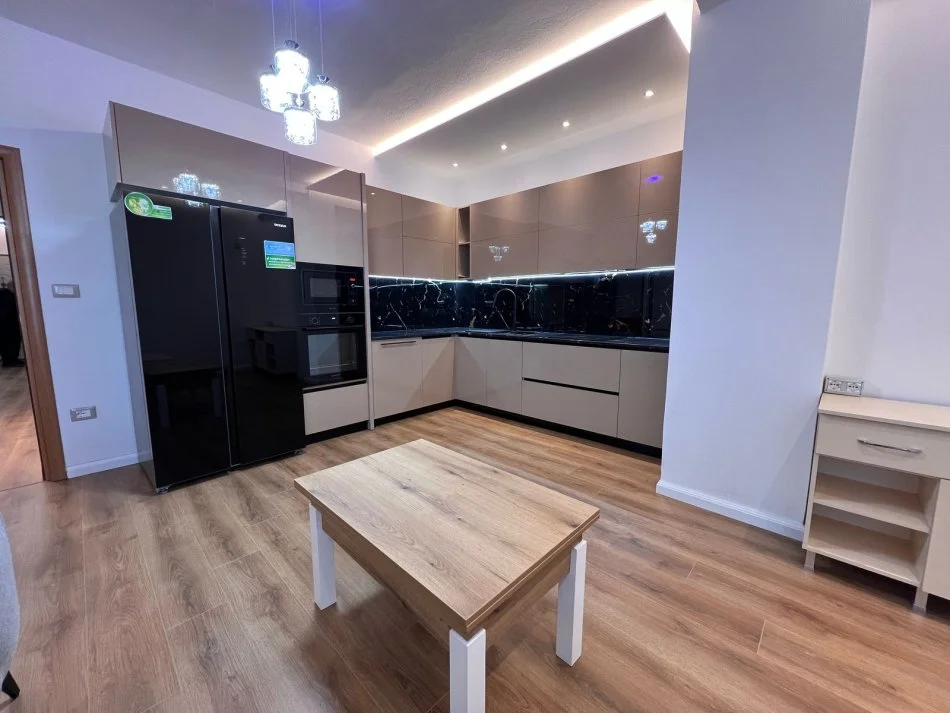 Tirane, jepet me qera apartament 2+1+Ballkon Kati 4, 100 m² 700 € (Isuf Elezi)