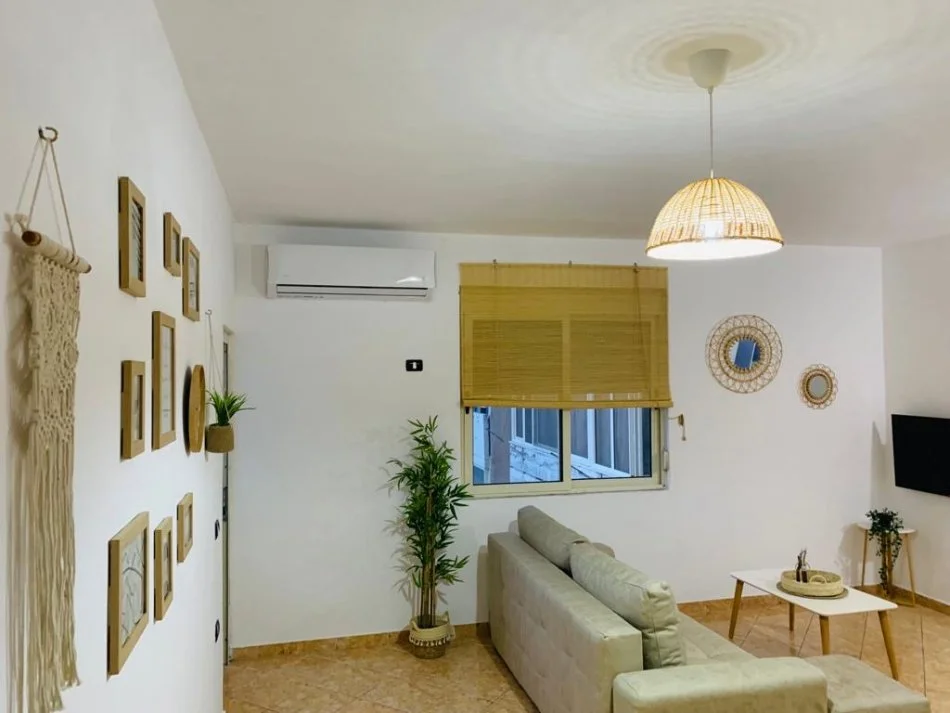 Vlore, jepet me qera apartament 2+1+Ballkon Kati 4, 98 m² 440 € (Gjergj Arianiti)