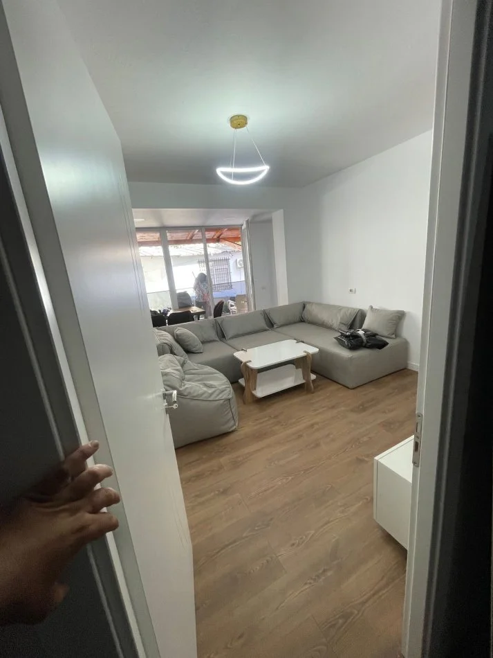 Tirane, jepet me qera apartament 2+1 Kati 2, 80 m² 700 € (Zogu i zi)