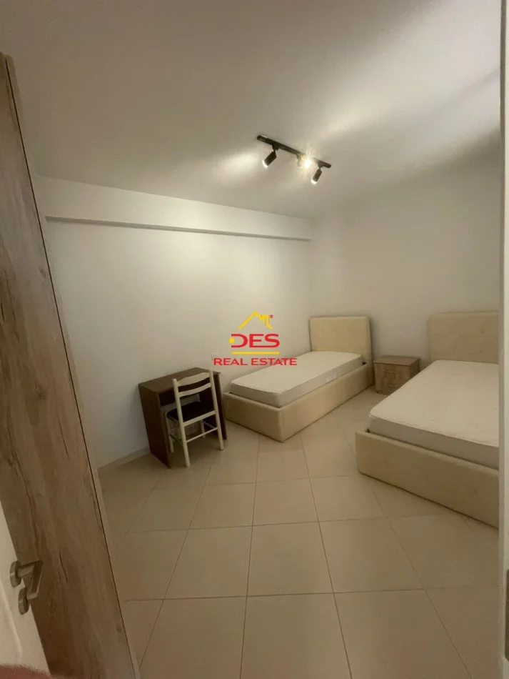 Vlore, jepet me qera apartament 2+1+Ballkon Kati 10, 105 m² 600 € (Rruga Çamëria)