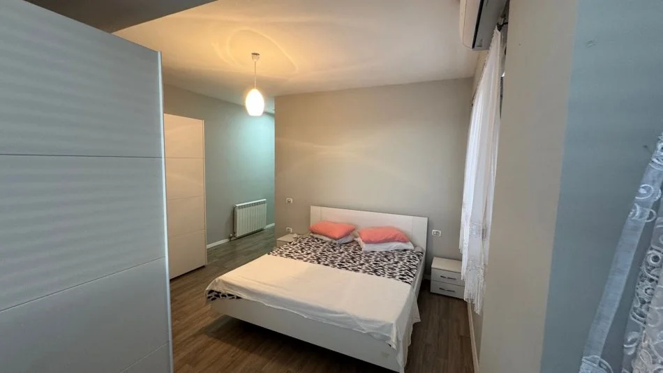 Tirane, jepet me qera apartament 2+1+Ballkon Kati 8, 230 m² 600 € (Fresk)