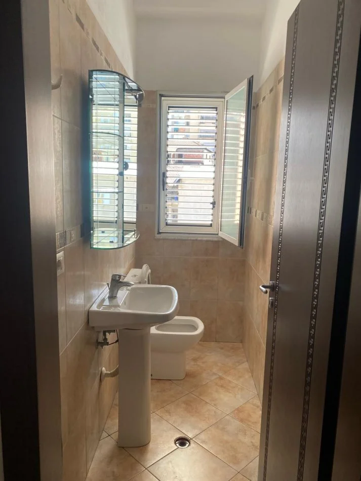 Tirane, jepet me qera apartament 3+1 Kati 1, 140 m² 500 € (Selite, afer Rezidences “Euro 3D”.)