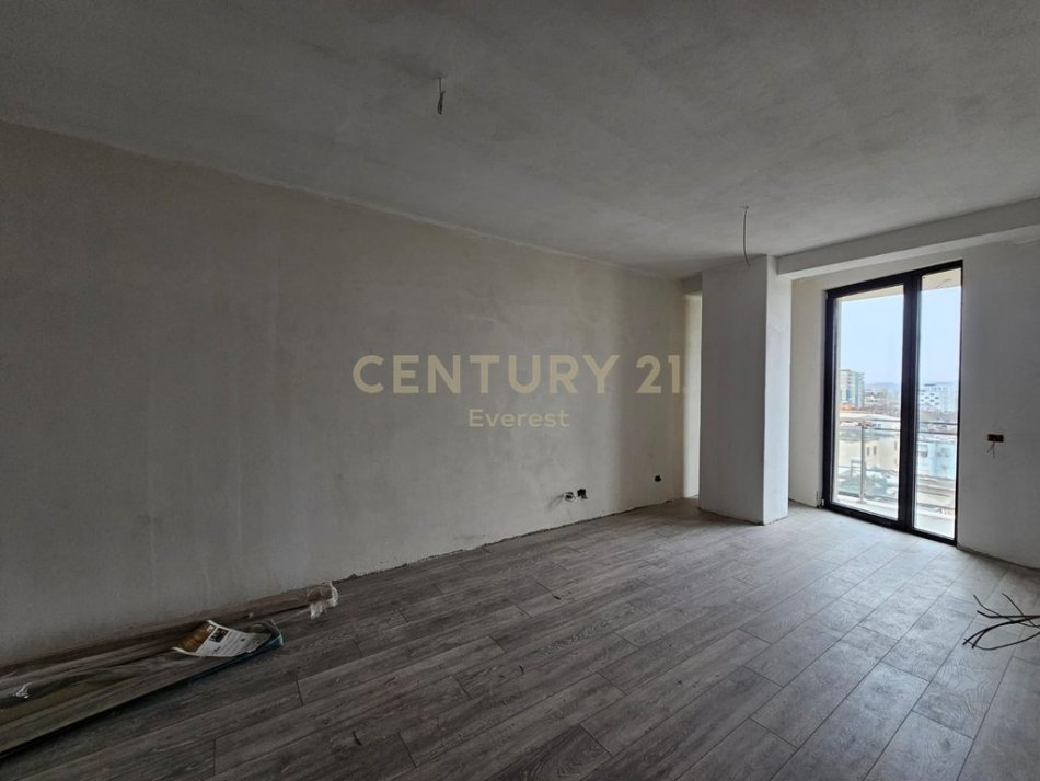 Tirane, shitet apartament 1+1 Kati 5, 75 m² 165.000 € (Mine Peza)