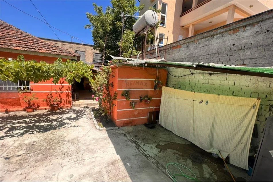 Tirane, shitet apartament 2+1 Kati 1, 200 m² 250.000 € (Ali Dem)