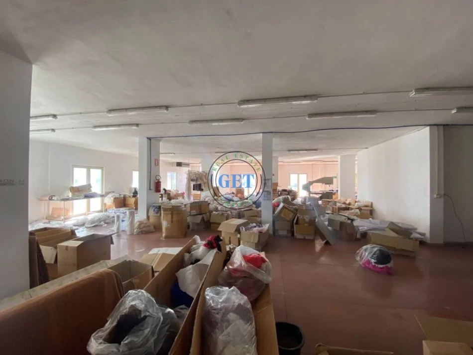 Durres, jap me qera ambjent biznesi Kati 3, 2.000 m² 2.800 € (shkozet)