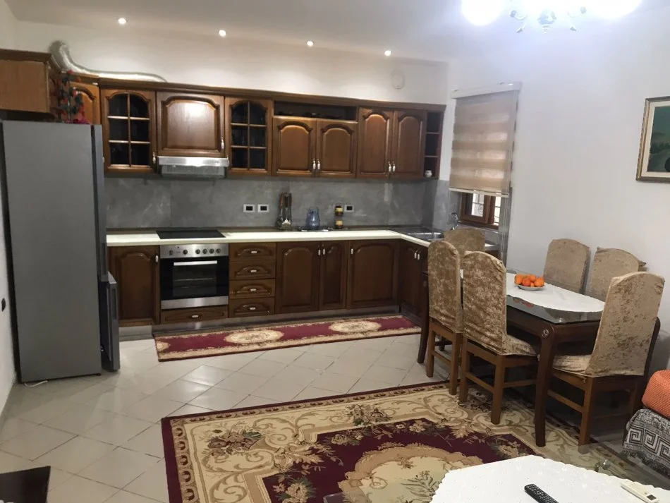 Tirane, jepet me qera apartament 3+1+Aneks+Ballkon Kati 1, 100 m² 400 € (rruga Ullishtes)