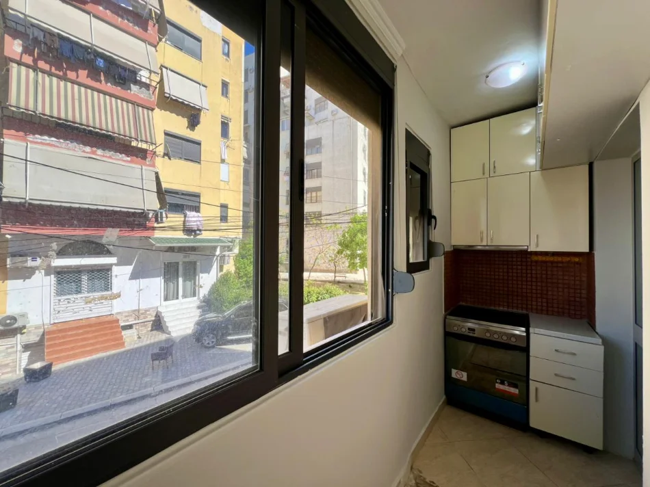 Tirane, jepet me qera apartament 1+1+Ballkon Kati 2, 60 m² 500 € (Ish Tregu Elektrik)