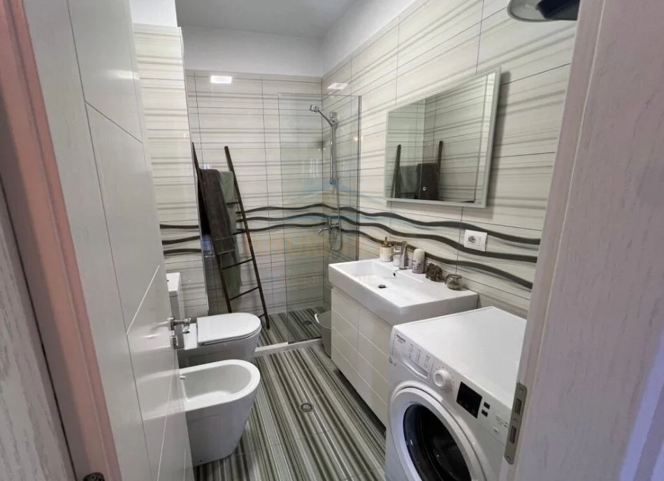 Tirane, jepet me qera apartament 2+1 Kati 4, 100 m² 700 € (Kopshti Zoologjik)