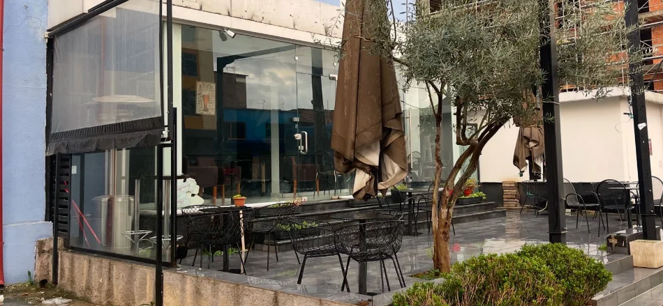 Tirane, jepet me qera ambjent biznesi Kati 0 (Kinostudio, Rr. Aleksander Moisiu)