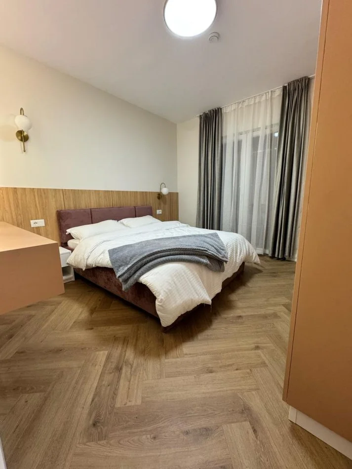 Tirane, jepet me qera apartament 1+1+Ballkon Kati 1, 55 m² 450 € (rruga 5 Maj)