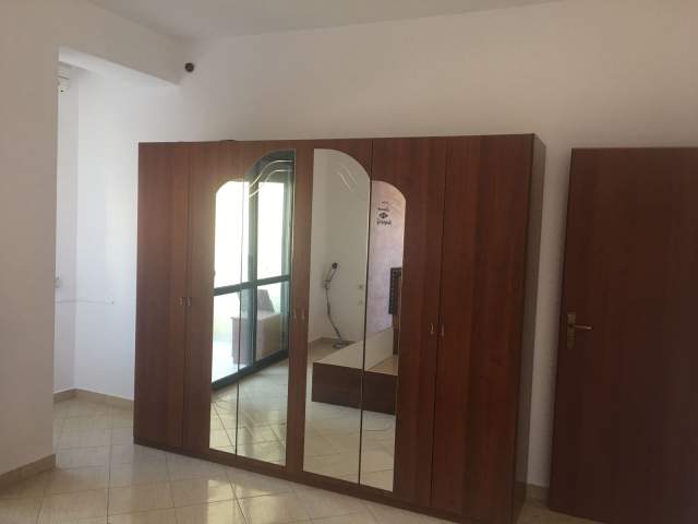 Tirane, jepet me qera apartament 2+1+BLK Kati 4, 140 m² 500 Euro (rruga Peti)