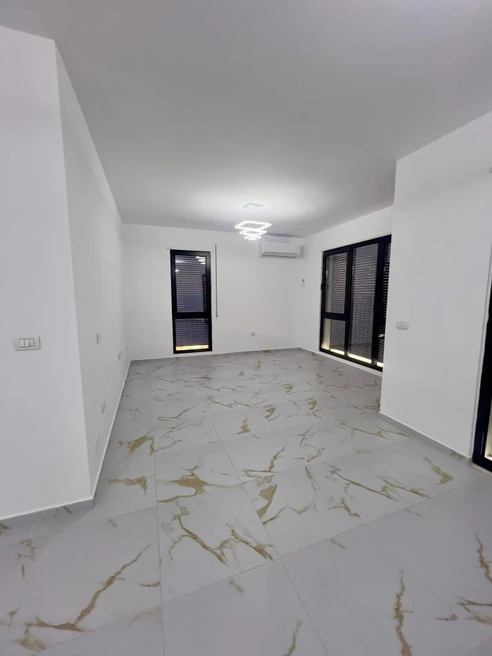 Tirane, jepet me qera apartament 2+1+Ballkon Kati 1, 120 m² 800 € (Tregu elektrik)