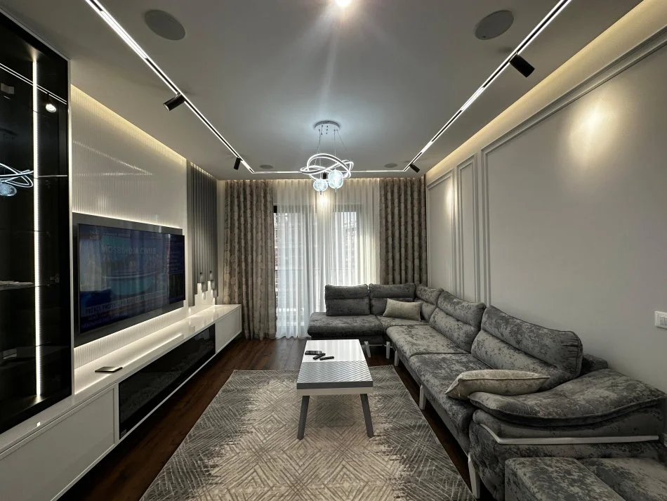 Tirane, jepet me qera apartament 2+1+Ballkon Kati 4, 105 m² 1.000 € (Rruga Dibres)