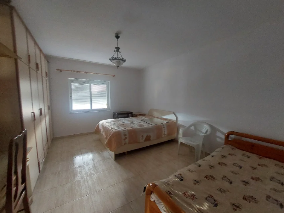 Tirane, jepet me qera apartament 3+1 Kati 4, 140 m² 550 € (Rruga Barrikadave)
