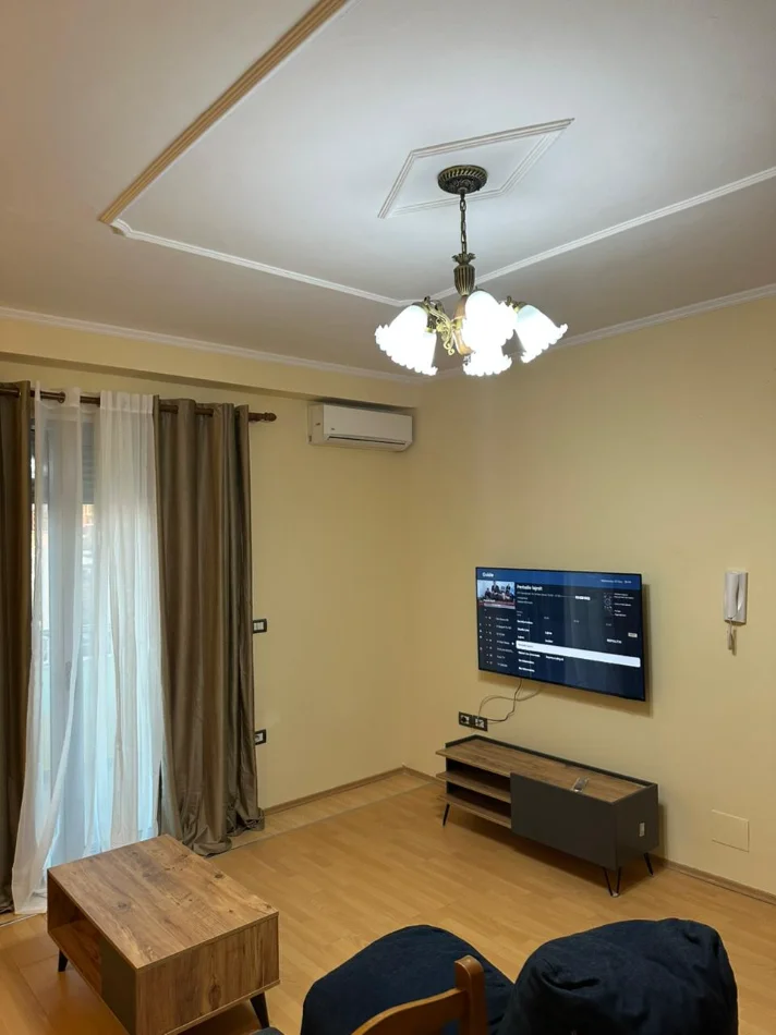 Tirane, jepet me qera apartament 1+1+Aneks+Ballkon Kati 3, 650 € (rruga e barrikadave)