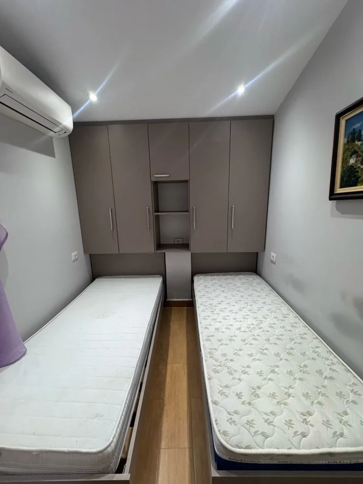 Tirane, jepet me qera shtepi 2+1+Aneks+Ballkon Kati 2, 120 m² 600 € (rruga Myslym Shyr)