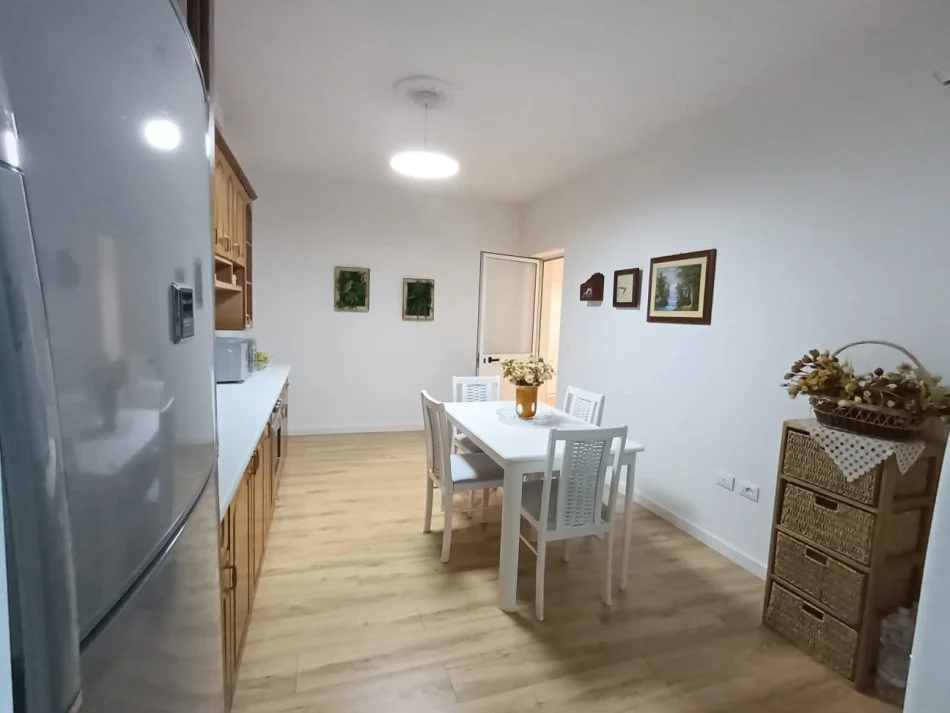 Tirane, jepet me qera apartament 3+1+Aneks+Ballkon Kati 3, 100 m² 600 € (Rruga Karl Gega , Stacioni i Trenit prane mullirit te vjeter)