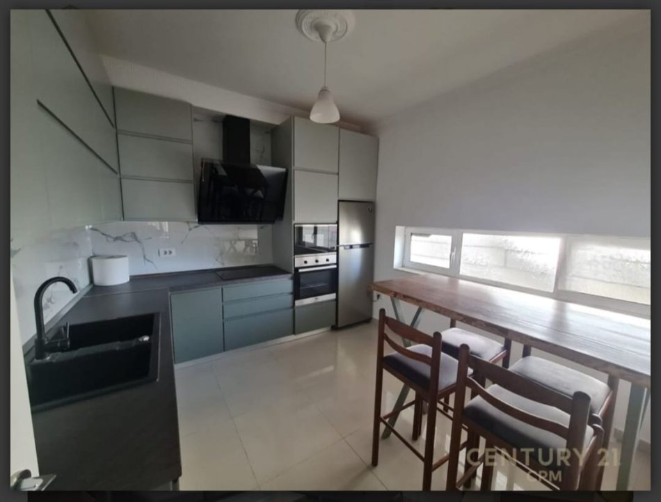 Tirane, jepet me qera 3+1+Aneks+Ballkon Kati 3, 140 m² 700 € 
