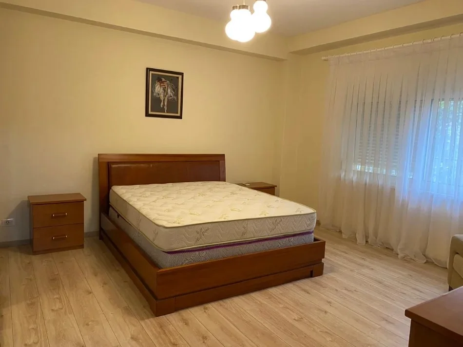 Tirane, jepet me qera apartament 2+1 , 120 m² 750 € (Materniteti i Ri)