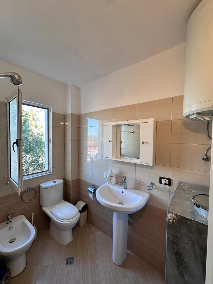 Tirane, shitet apartament 1+1 Kati 3, 59 m² 82.000 € (Kombinat)
