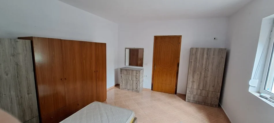 Tirane, jepet me qera shtepi 1+1 Kati 1, 65 m² 450 € (rruga e Dibres)
