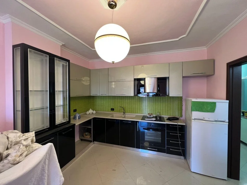 Tirane, jepet me qera apartament 2+1 Kati 4, 120 m² 500 € (Rruga Loni Ligori)