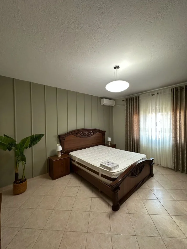 Tirane, jepet me qera apartament 2+1+Ballkon Kati 4, 100 m² 750 € (Komuna e Parisit)