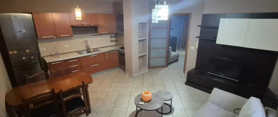 Tirane, jepet me qera apartament 2+1+Ballkon Kati 5, 700 € (Mbrapa universitetit europian)