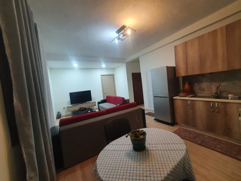 Tirane, jepet me qera apartament 1+1+Ballkon Kati 1, 60 m² 400 € (Selite)