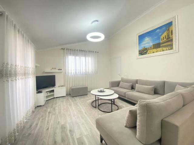 Tirane, jepet me qera apartament 1+1 Kati 3, 113 m² 500 Euro (JORDAN MISJA)