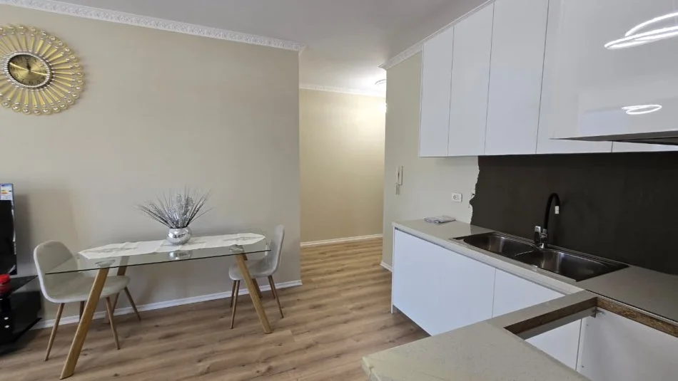 Tirane, jepet me qera apartament 1+1 , 68 m² 800 € (Stacioni i Trenit)