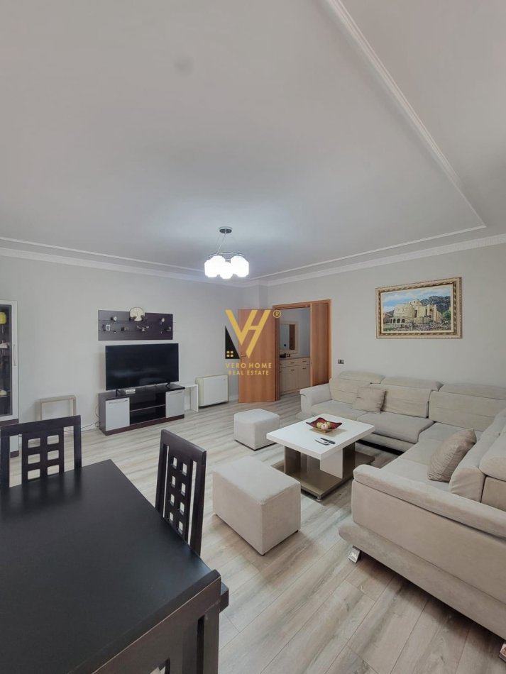 Tirane, jepet me qera apartament 2+1+Ballkon Kati 5, 110 m² 900 € (KOMUNA E PARISIT)