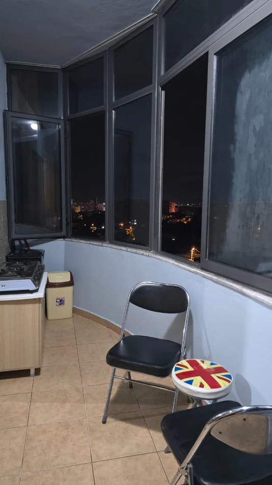 Tirane, jepet me qera apartament 2+1 Kati 5, 75 m² 450 € (Restorant Fresku)